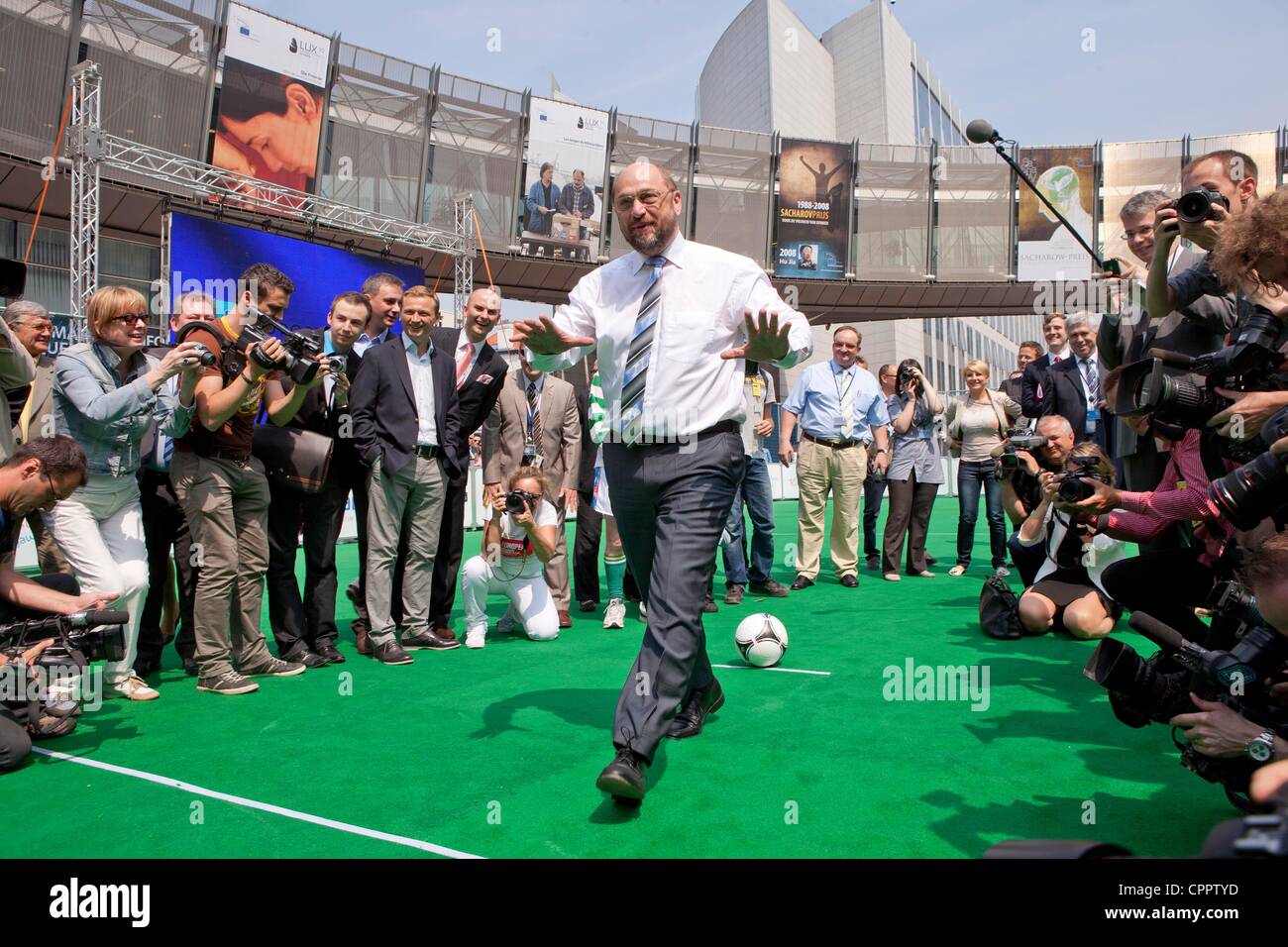 30 Maggio 2012 - Bruxelles (Belgio) - Il Presidente del Parlamento europeo Martin Schulz chiede di premere per tornare indietro prima di calci una penalità durante l inaugurazione del Presidente Cup, il primo campionato di calcio del Parlamento europeo, organizzato dal gruppo del PPE. Foto Stock