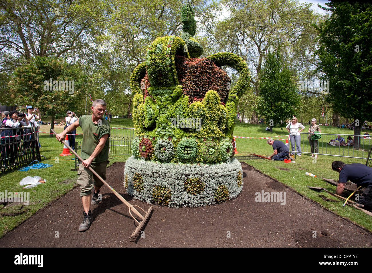 St James Park, London, Regno Unito. 30.05.2012 Foto mostra una grande corona floreale realizzato per celebrare il Giubileo di Diamante di Sua Maestà la Regina Elisabetta II. I quattro metri di altezza corona floreale prese cinque settimane per costruire da 13.500 singole piante in Cornovaglia e pesa circa 5 tonnellate. Foto Stock
