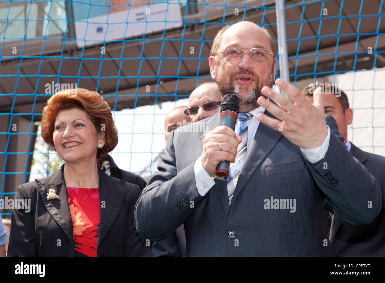 30 Maggio 2012 - Bruxelles (Belgio) - Il commissario europeo Androulla Vassiliou (L), e il presidente del Parlamento europeo Martin Schulz, raffigurato durante l inaugurazione del Presidente Cup, il primo campionato di calcio del Parlamento europeo, organizzato dal gruppo del PPE. Foto Stock