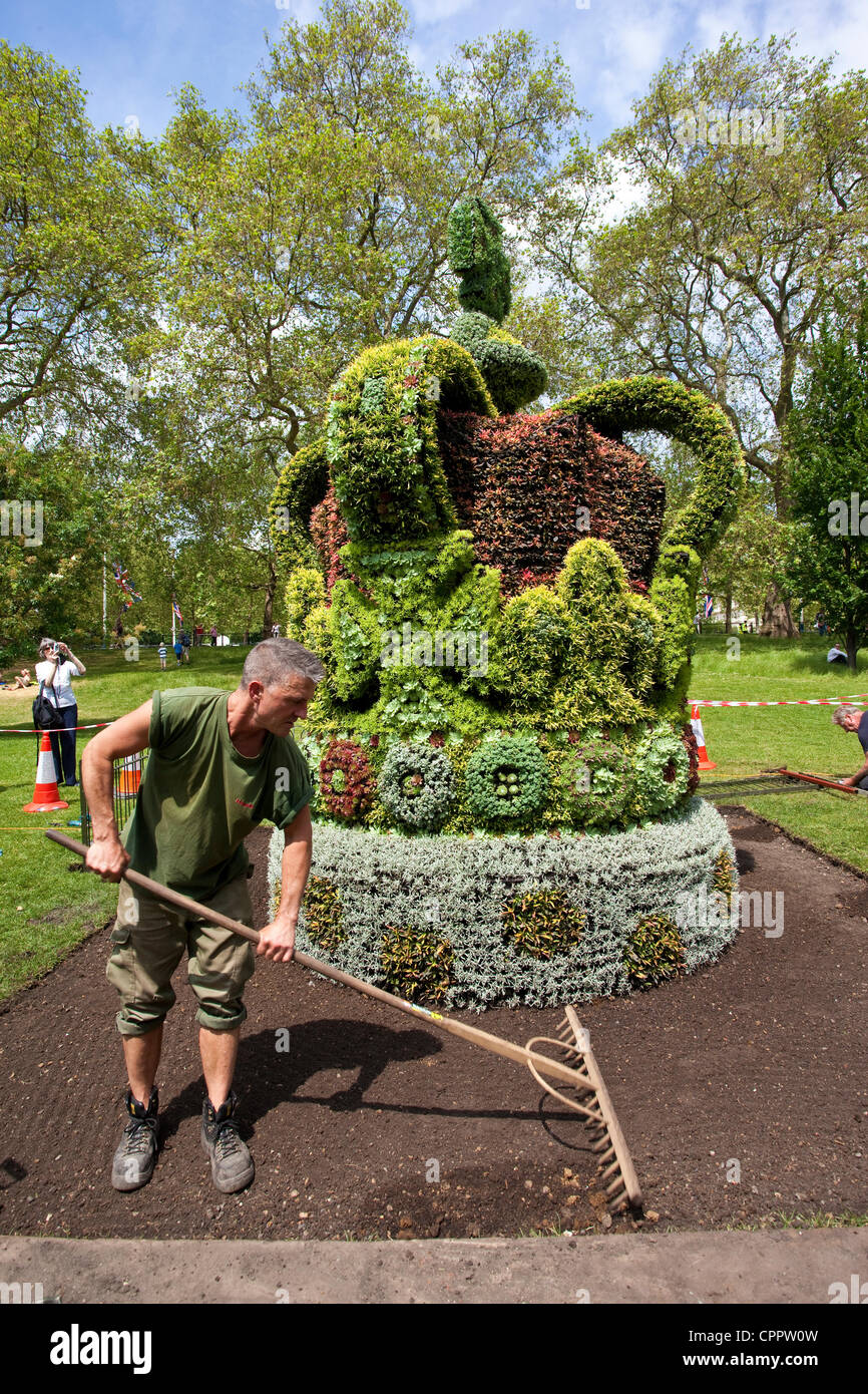 St James Park, London, Regno Unito. 30.05.2012 Foto mostra una grande corona floreale realizzato per celebrare il Giubileo di Diamante di Sua Maestà la Regina Elisabetta II. I quattro metri di altezza corona floreale prese cinque settimane per costruire da 13.500 singole piante in Cornovaglia e pesa circa 5 tonnellate. Foto Stock