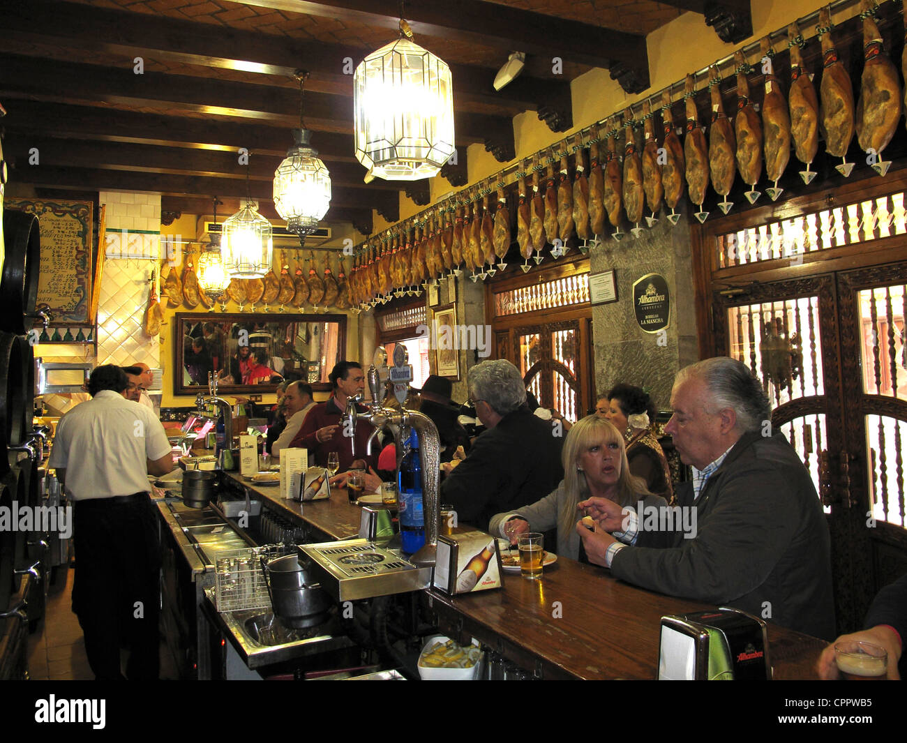 Spagna Andalusia Granada tapas nel bar. Ora di pranzo la gente folla raccolta in bar o ristorante bar di tapas e bere birra Foto Stock