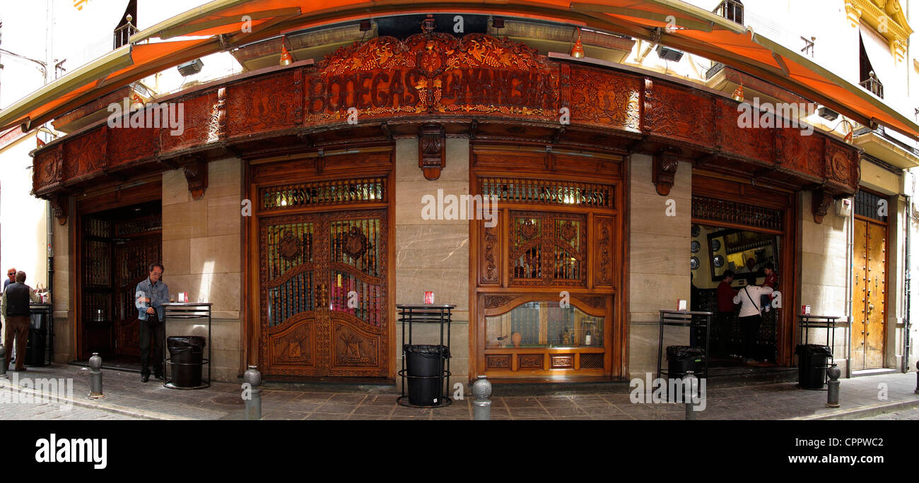 Spagna Andalusia Granada tapas nel bar. Ora di pranzo la gente folla raccolta in bar o ristorante bar di tapas e bere birra Foto Stock