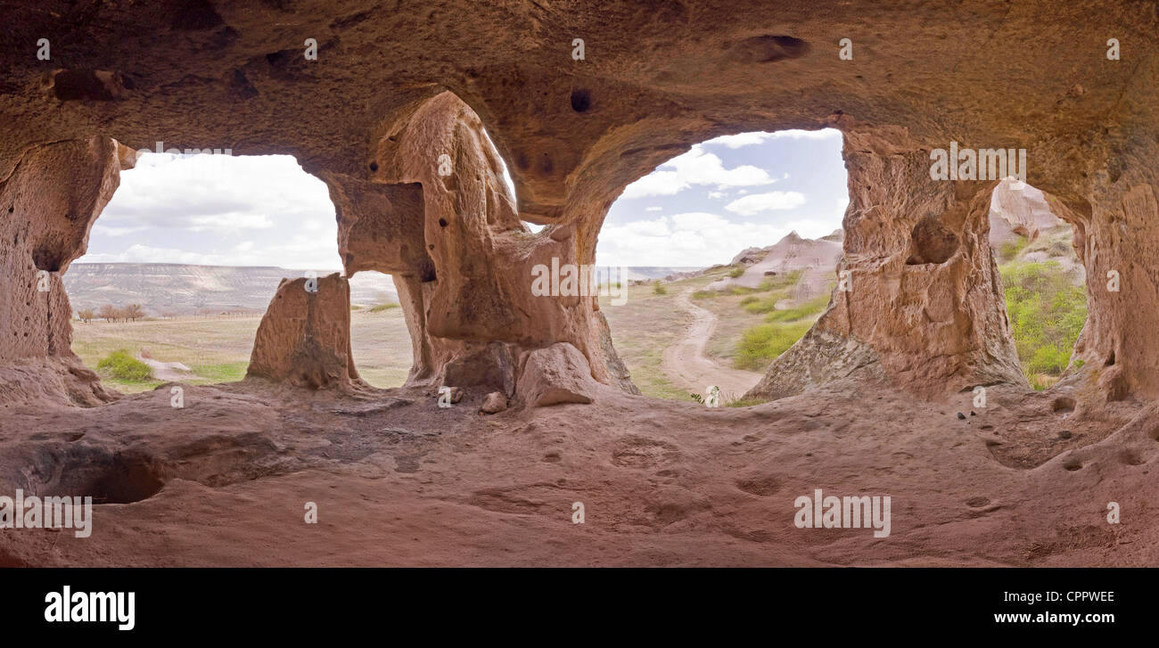 Interno di una casa grotta nelle montagne di Golgoli vicino al villaggio di Mustafapasa - Cappadocia, Turchia Foto Stock