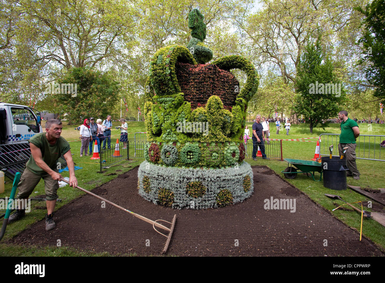St James Park, London, Regno Unito. 30.05.2012 Foto mostra una grande corona floreale realizzato per celebrare il Giubileo di Diamante di Sua Maestà la Regina Elisabetta II. I quattro metri di altezza corona floreale prese cinque settimane per costruire da 13.500 singole piante in Cornovaglia e pesa circa 5 tonnellate. Foto Stock