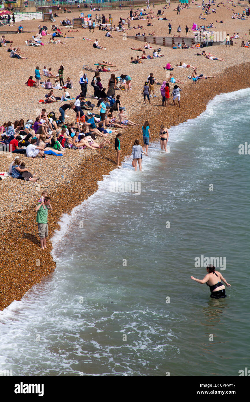 La spiaggia di Brighton Beachgoers in East Sussex - UK Foto Stock