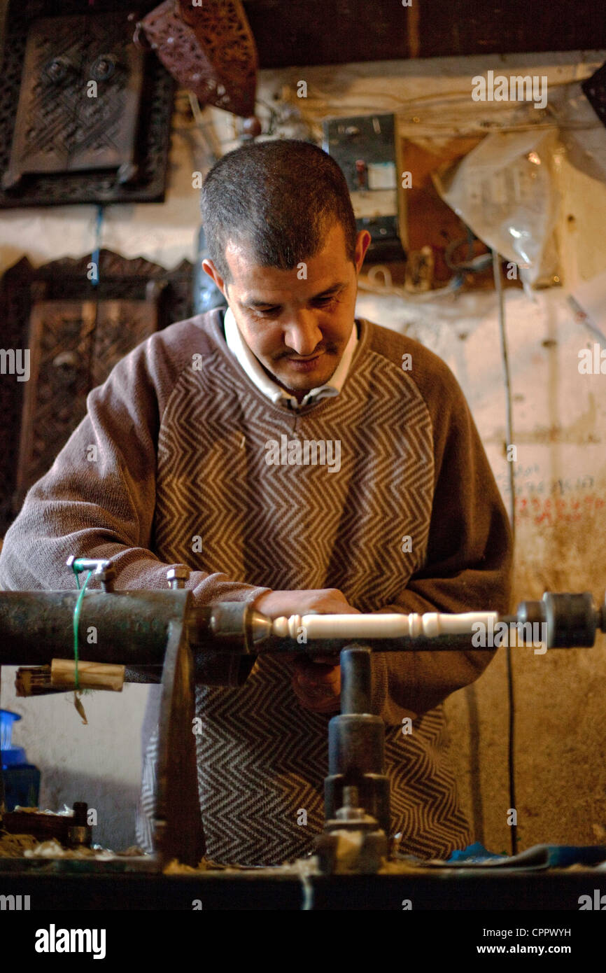 Legno turner al lavoro nel souk di Marrakech, Marocco, Africa del Nord Foto Stock