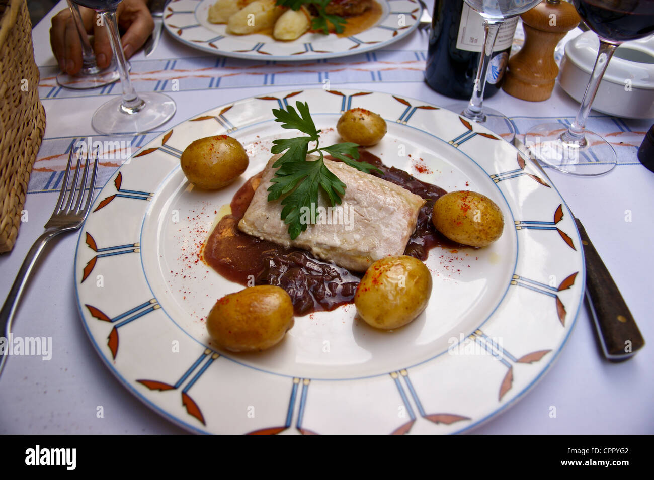 Pranzo al ristorante la Tupiña, Rue de la Porte de Monnaie, Bordeaux, Gironde, Nouvelle-Aquitaine, Francia, storione, piatto all'aperto di patate nuove Foto Stock