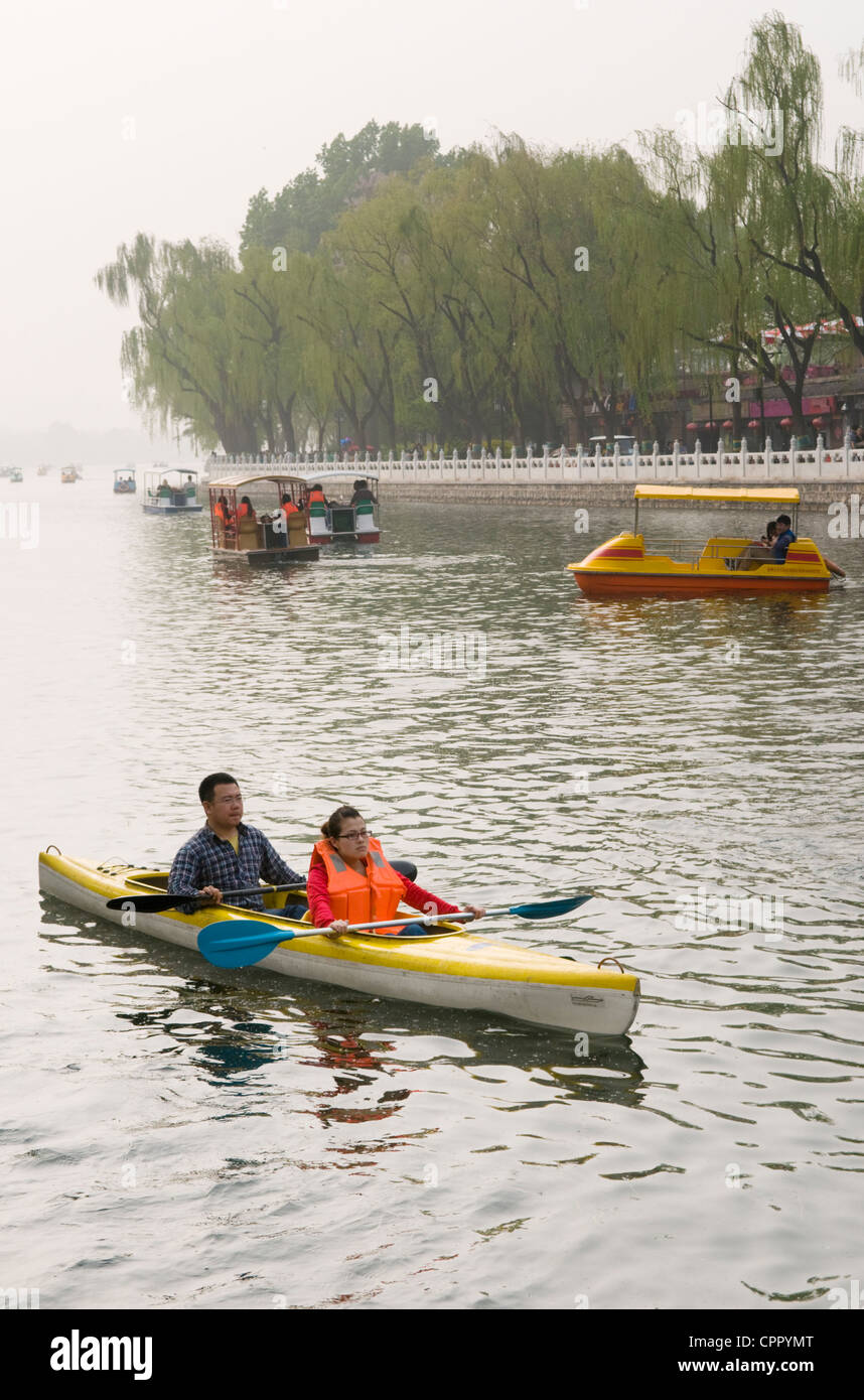 Barche a remi su Hou Hai lago nel l'Houhai area bar, Pechino, Cina Foto Stock