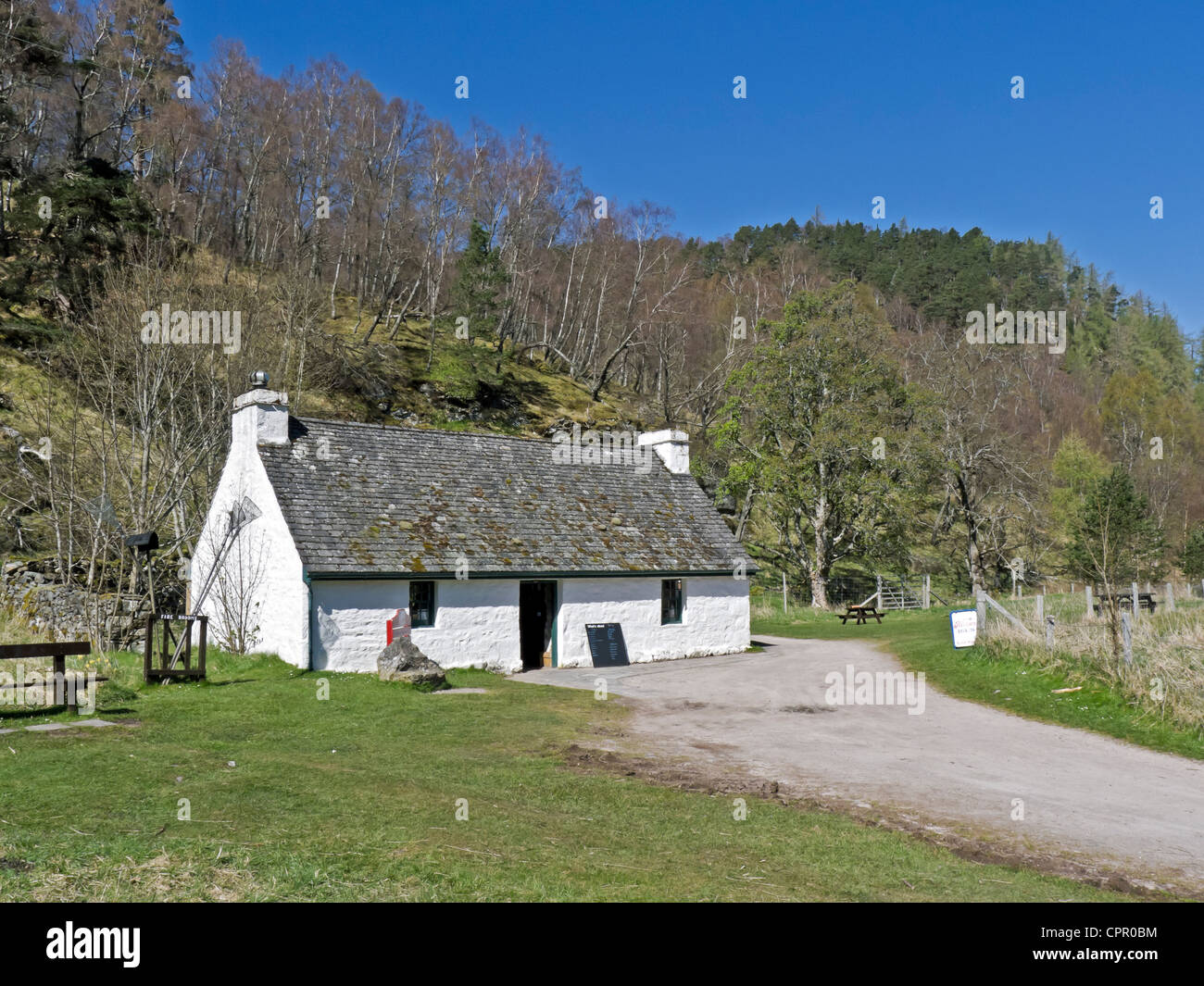 Antico casolare contenente ora il centro visitatori di Loch un Eilein in Rothiemurchus Speyside Scozia Scotland Foto Stock