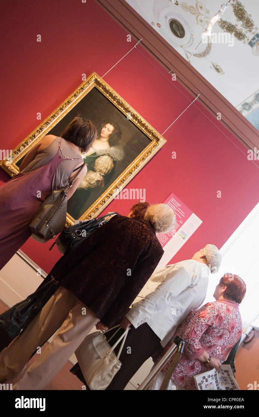 Persone che guardano il vecchio dipinto nel Museo Puskin delle Belle Arti. Mosca, Russia Foto Stock