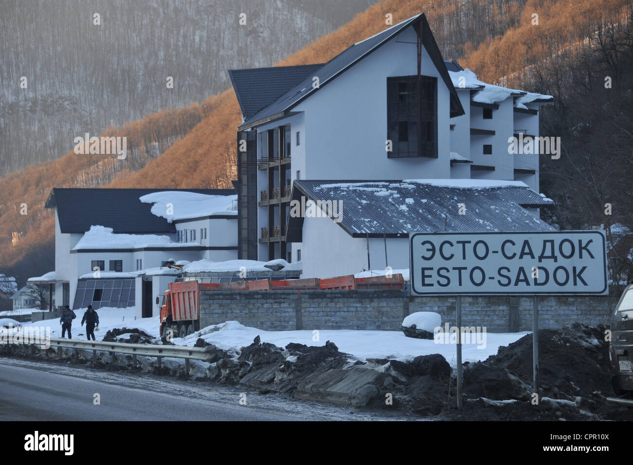 Febbraio 5, 2012 - OEÃ®Ã±ÃªÃ¢Ã, Territorio di Krasnodar, Russia - Febbraio 05,2012. Krasnaya Polyana,Regione Krasnodar della Russia. Costruzione di Sochi 2014 Olimpiadi di oggetti dell'infrastruttura . Nella foto: ESTO-SADOK insediamento nella Krasnaya Polyana. (Credito Immagine: © PhotoXpress/ZUMAPRESS.com) Foto Stock