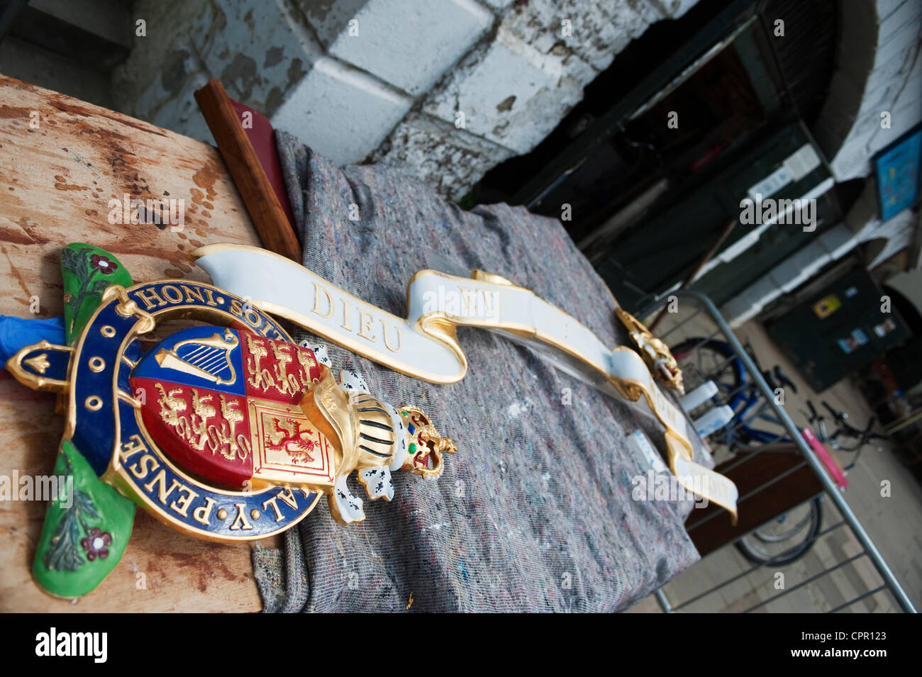 Marina Hughes di Lepre & Humphreys Ltd abilmente applicando 23.5 carat foglia oro al Royal creste a Richmond Riverside a sud ovest di Londra, Regno Unito il 30 maggio 2012. La Queens Barge Vincenzo, ormeggiata a Richmond Bridge, è con tocchi di finitura realizzata prima della flottiglia a Londra il 3 giugno 2012 Foto Stock