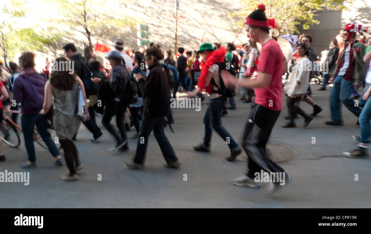 Gli studenti che protestavano contro la tassa di iscrizione aumenta su una strada di Montreal 11 maggio 2012 KATHY DEWITT Foto Stock