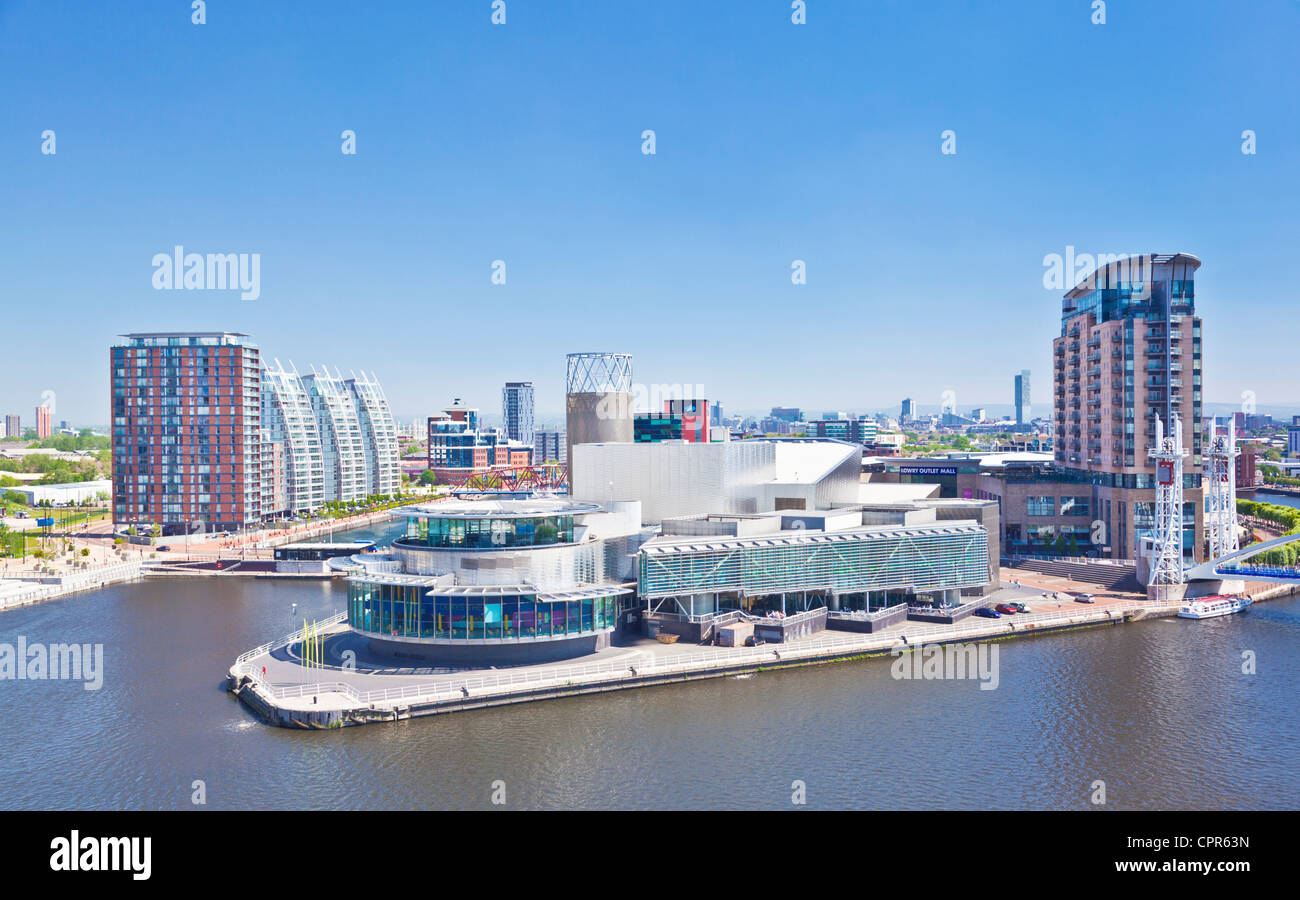 Vista aerea del Lowry Centre, Outlet Mall Shopping Centre e complesso di appartamenti a Salford Quays Manchester Inghilterra GB UK Foto Stock