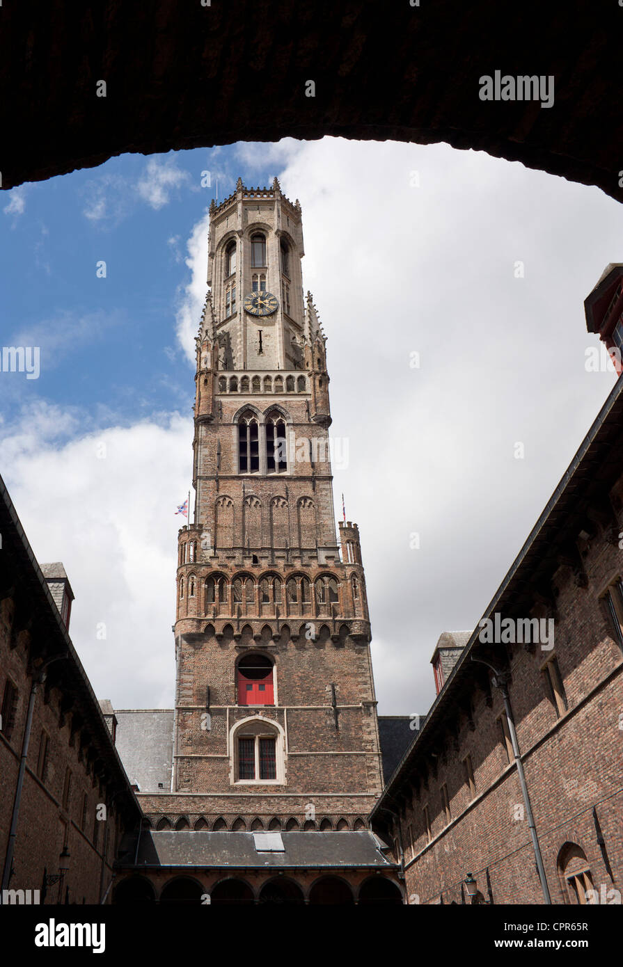 Vista della Torre di Belfort dal cortile interno, la piazza del mercato di Bruges, Belgio Foto Stock