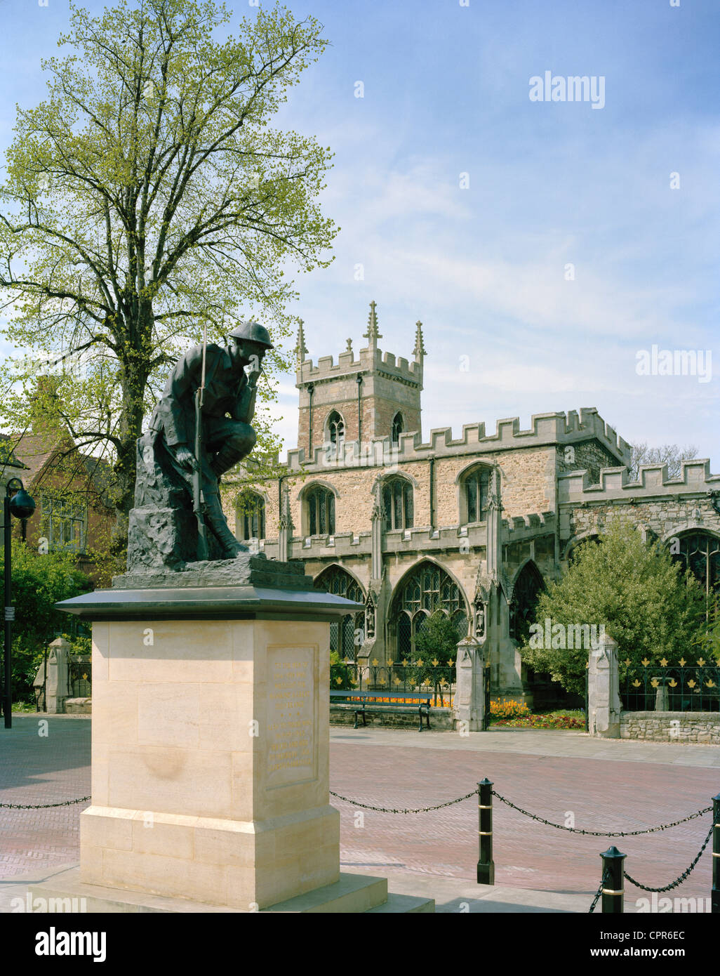 Memoriale di guerra e la Chiesa di tutti i santi la piazza del mercato di Huntingdon Cambs Inghilterra Foto Stock