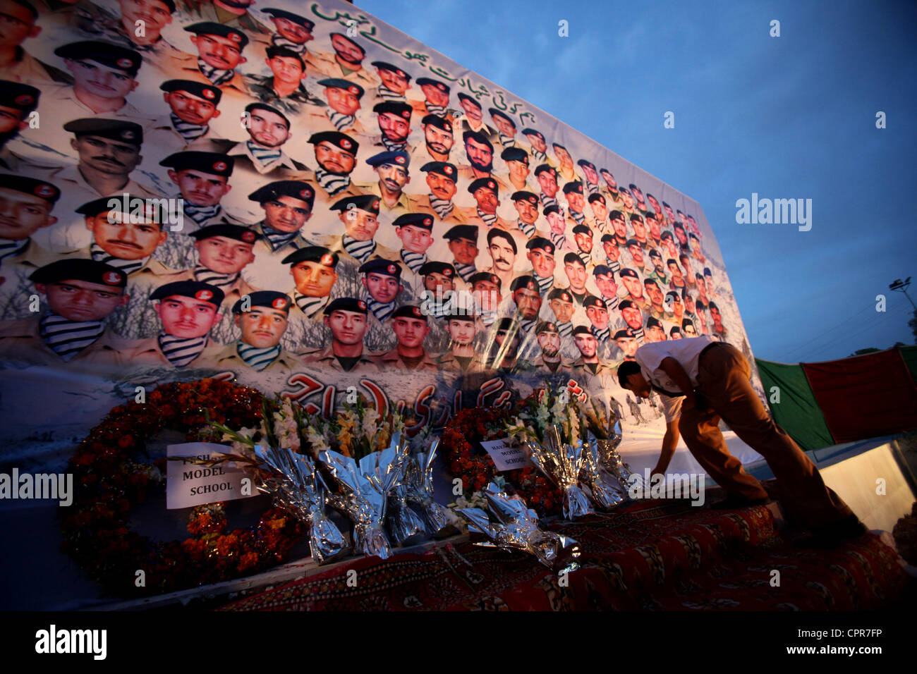 Candele sono state bruciate in ricordo del Pak soldati dell esercito che ha ottenuto martirizzato a Gayari settore. In precedenza, ISPR aveva li ha dichiarati morti dopo la ricerca e l'operazione di soccorso che ha proseguito per diverse settimane nella città di Peshawar Maggio 30, 2012 Foto Stock