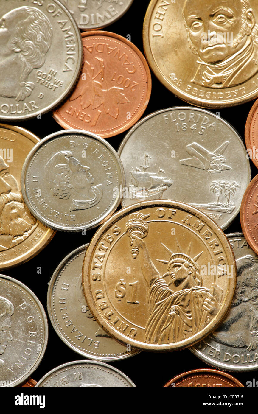 Dollaro degli Stati Uniti moneta e un assortimento di statunitensi e canadesi monete in primo piano-Victoria, British Columbia, Canada. Foto Stock