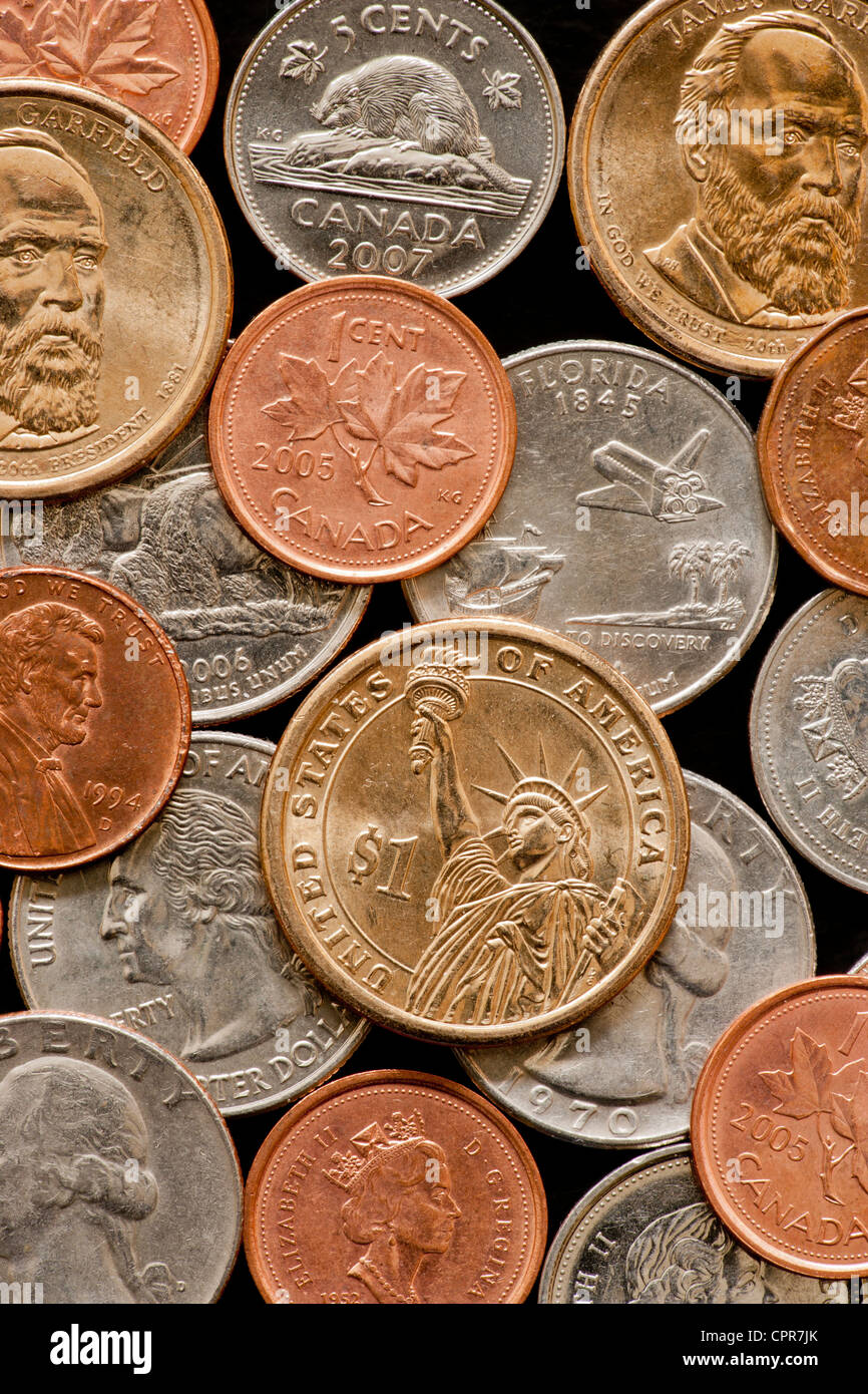 Dollaro degli Stati Uniti moneta e un assortimento di statunitensi e canadesi monete in primo piano-Victoria, British Columbia, Canada. Foto Stock
