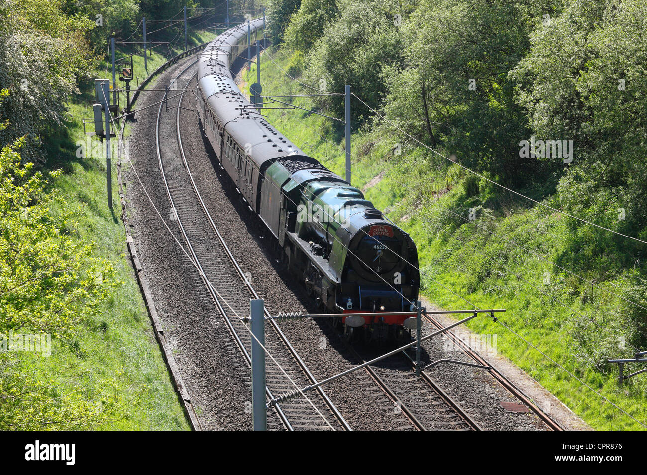 LMS Principessa incoronazione Classe 6233 Duchessa di Sutherland treno a vapore sulla linea principale della costa occidentale, vicino a Carlisle, Cumbria, Foto Stock
