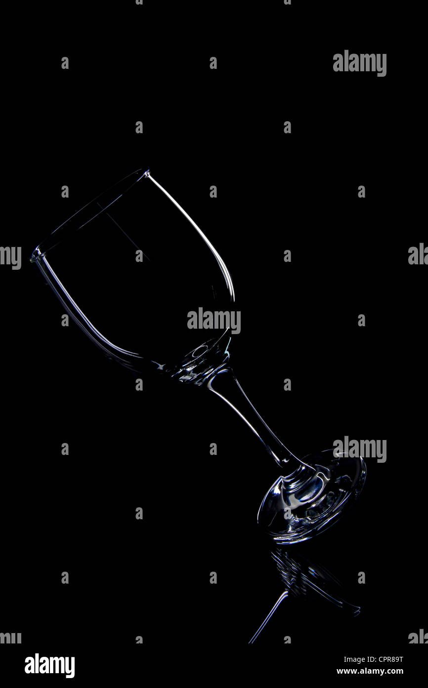 Bicchiere da vino silhouette sporgendoti su sfondo nero Foto Stock