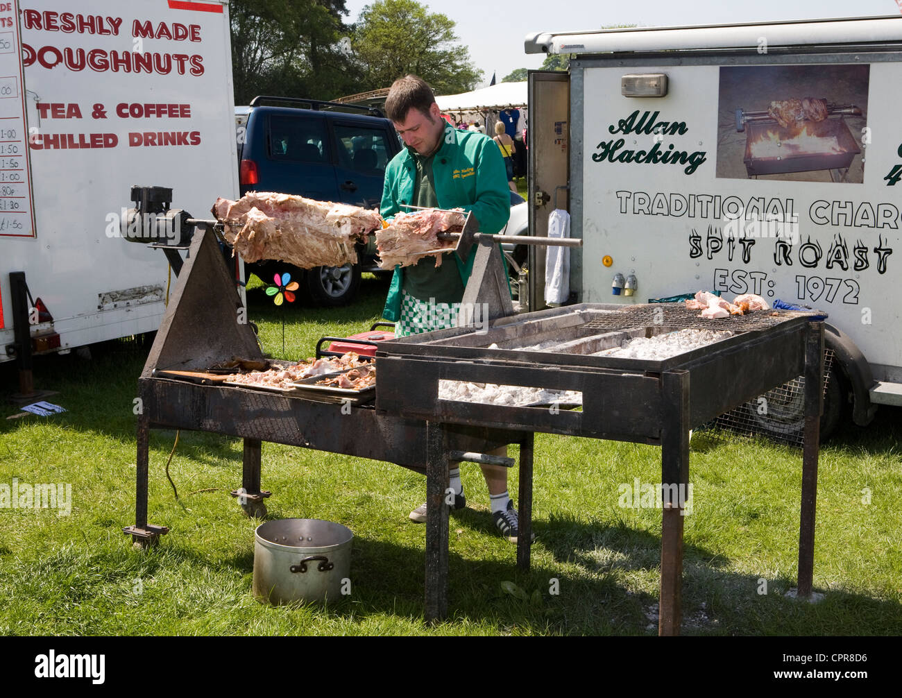 Porco di mobile arrosti di carne il fast food venditore a Chipping vapore & Country Fair 2012 Foto Stock