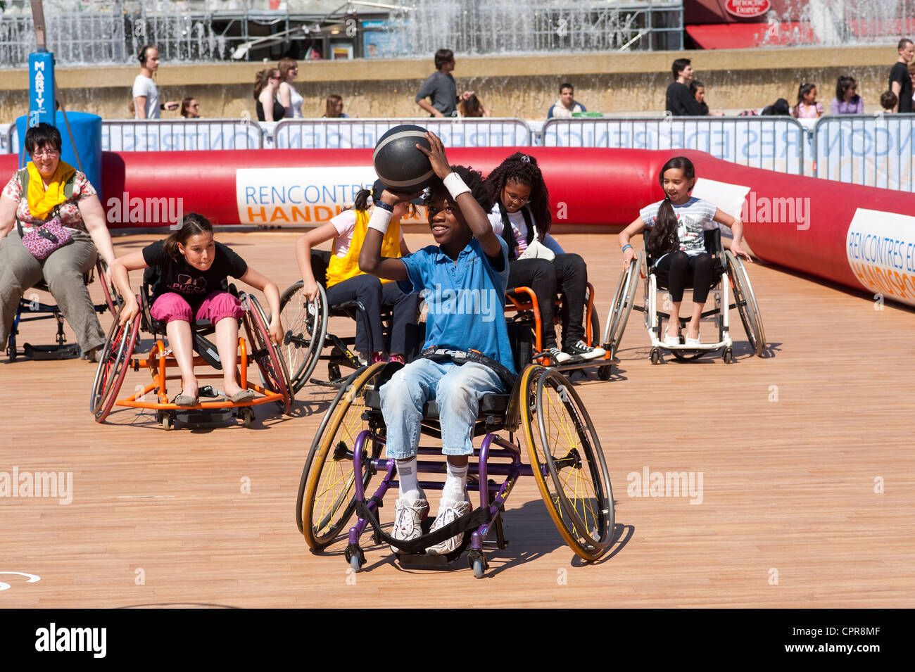 Parigi, Francia - i ragazzi praticare basket per disabili Foto Stock
