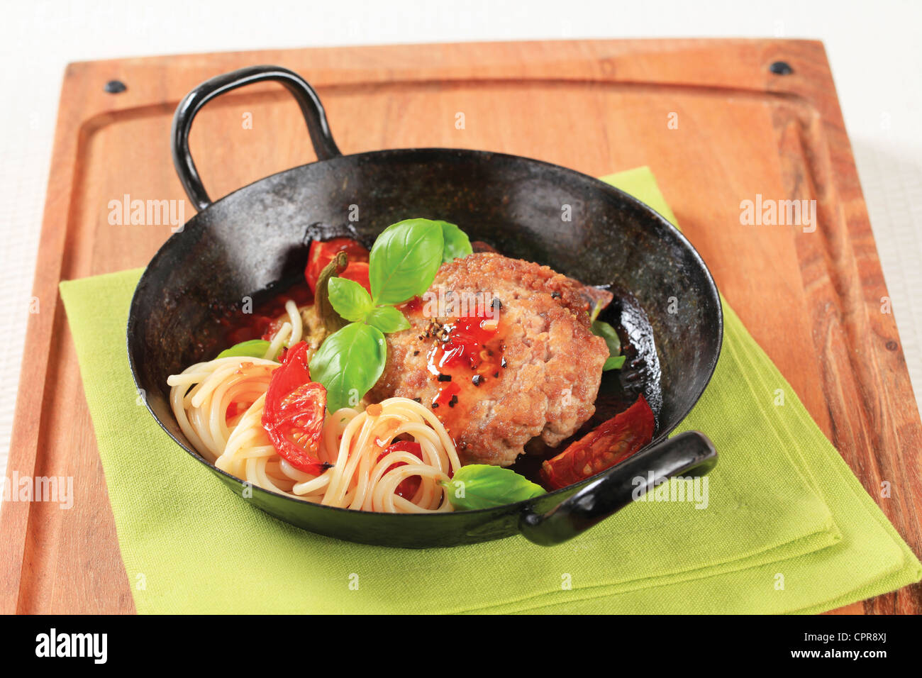 Pan fried polpetta di carne con pomodoro e spaghetti Foto Stock