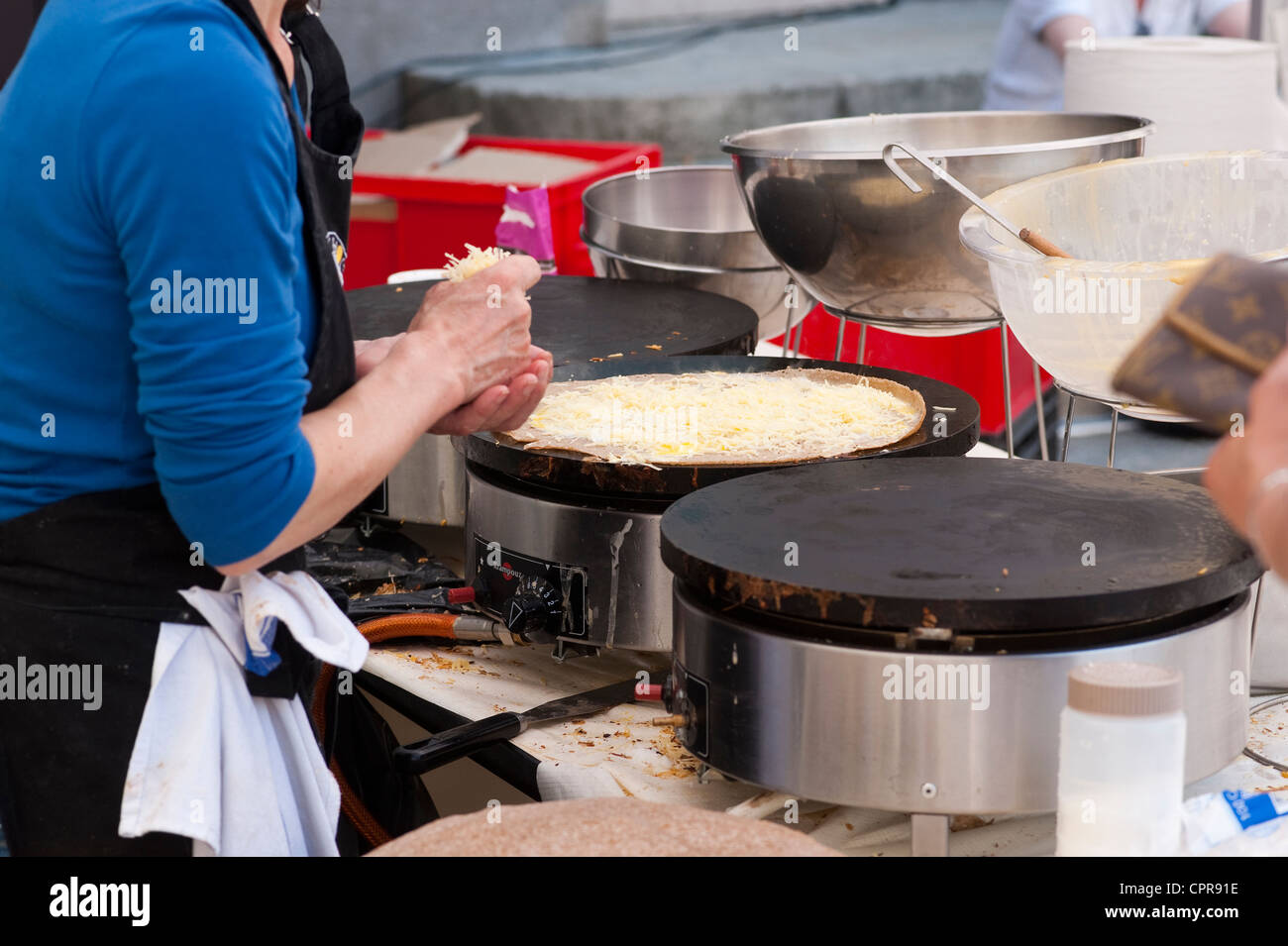 Parigi, Francia - Francese donna fare crepes Foto Stock