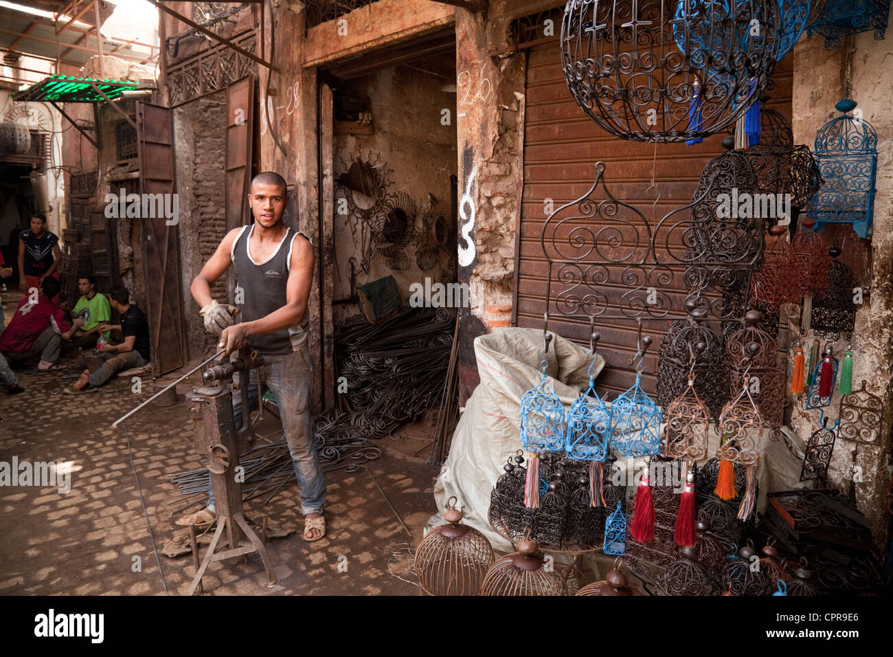 Marrakech - artigianato del ferro battuto artigiano lavora nel Souk della Medina di Marrakech, Marocco, Africa Foto Stock