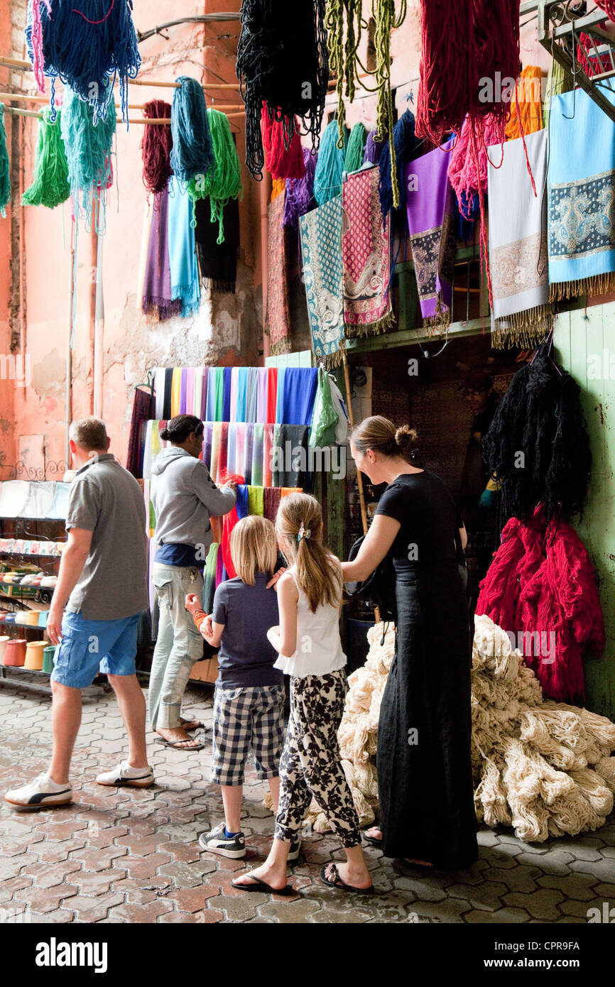 Un turista famiglia Shopping nel souk (mercati), Marrakech, Marocco Foto Stock