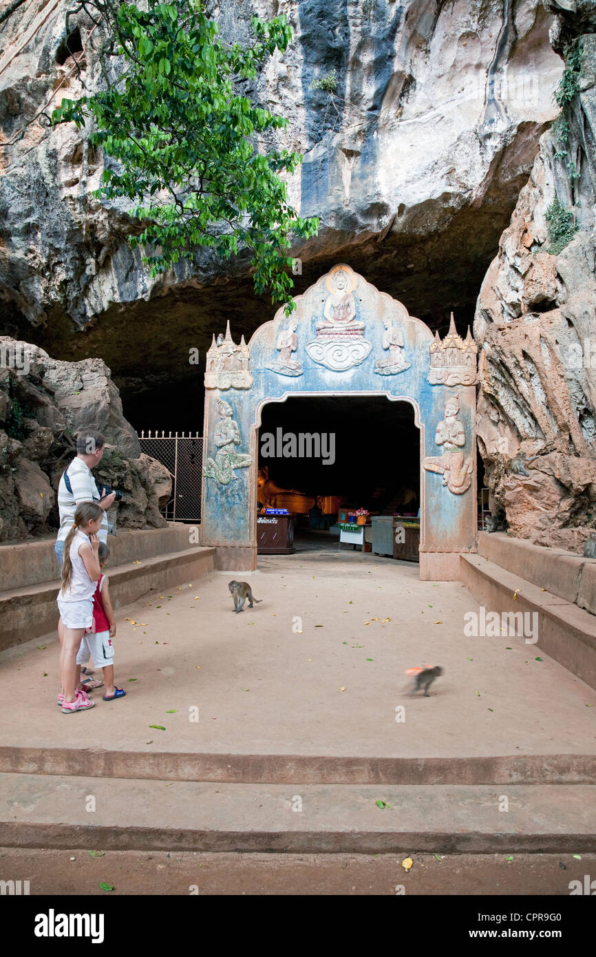 Entrata della caverna, Wat Tham Suwankhuha (Cielo Grotta Tempio), Phang-Nga Provincia, Thailandia Foto Stock