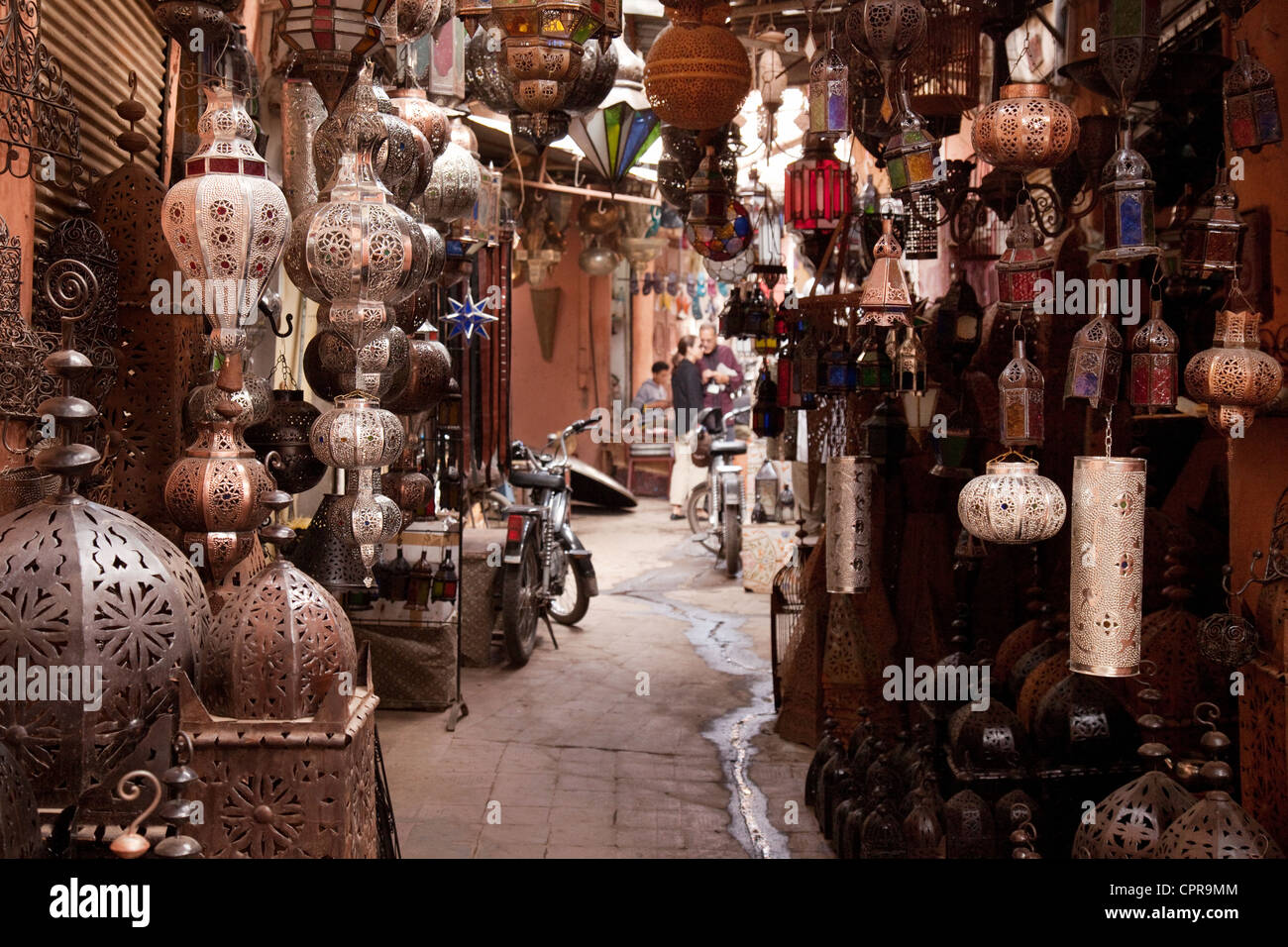 Lanterne per la vendita nel souk, o mercato,, Marrakech, Marocco Foto Stock