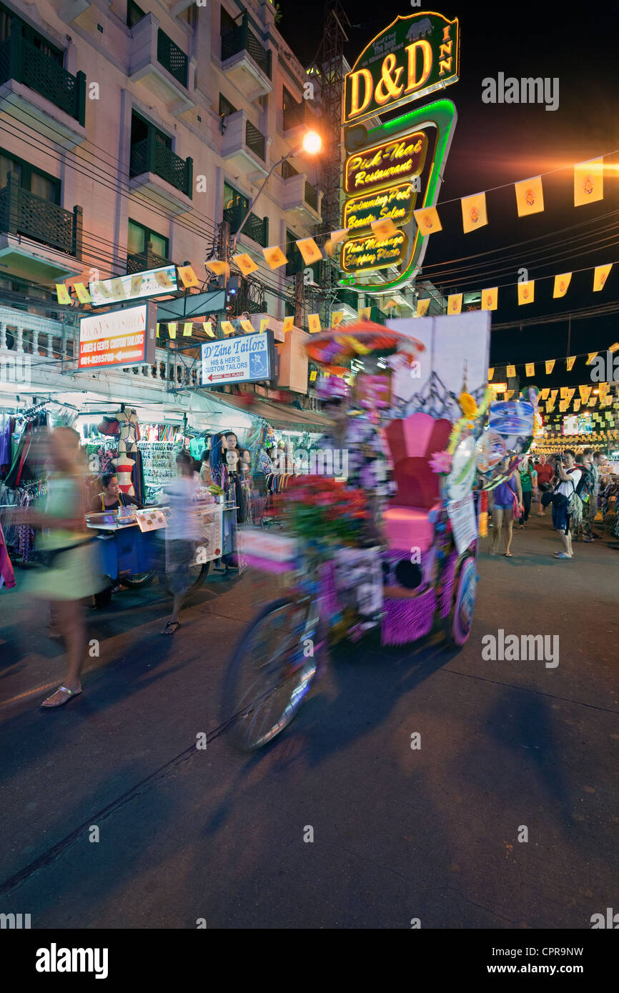 Thanon Khao San (Ko San Road) durante la notte con colorati di triciclo, Banglamphu, Bangkok, Thailandia Foto Stock