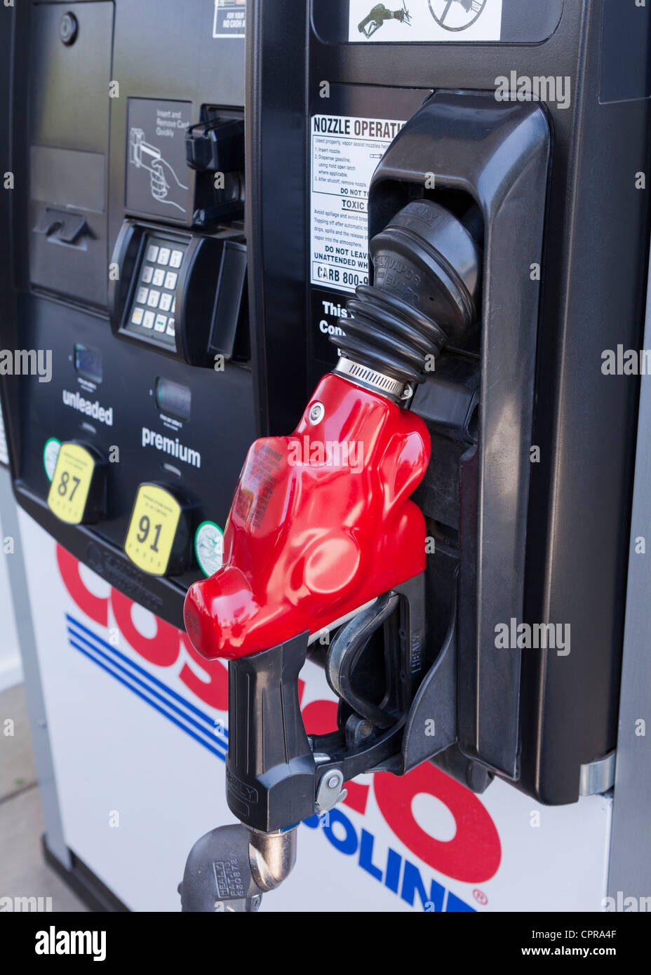La pompa del combustibile e il distributore a Costco gas station - USA Foto Stock