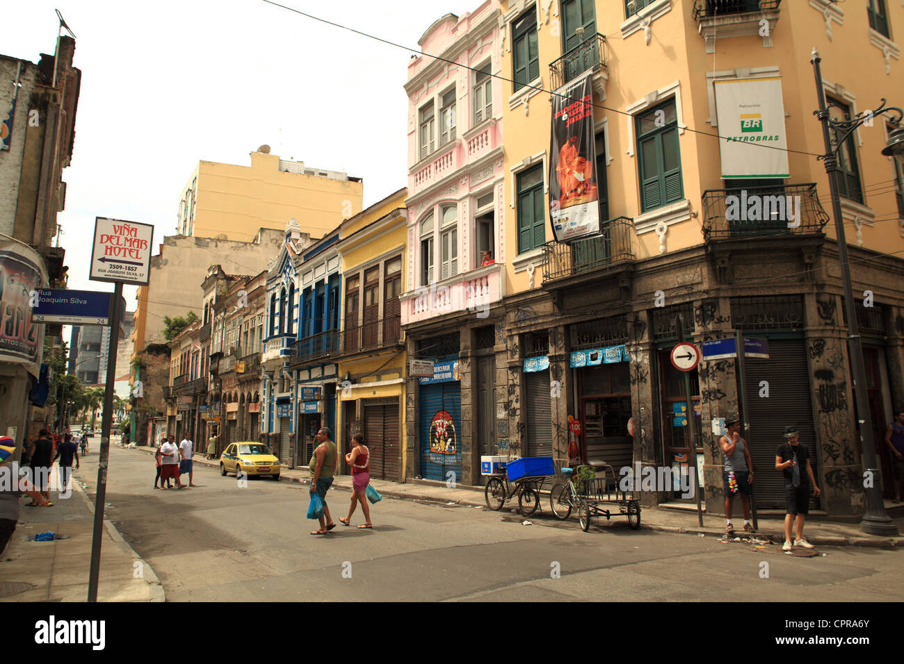 Portoghese architettura coloniale facciata e scene di strada a Rio de Janeiro in Brasile Foto Stock