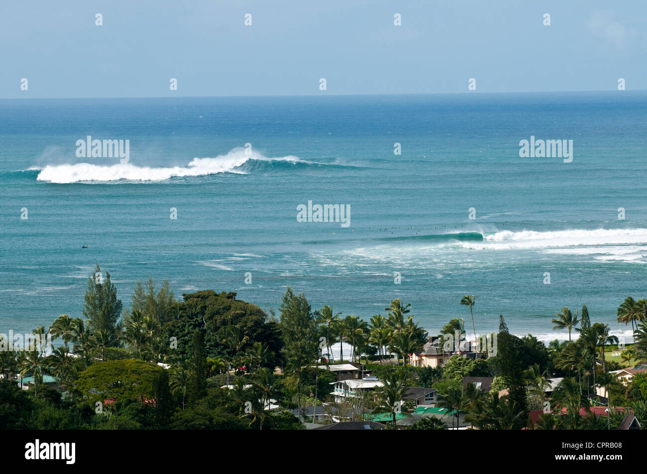 Lineup di surf a Hanalei Bay, Kauai, Hawaii durante un grande rigonfiamento. Barriera Corallina Esterna chiamato Re della rottura. Foto Stock