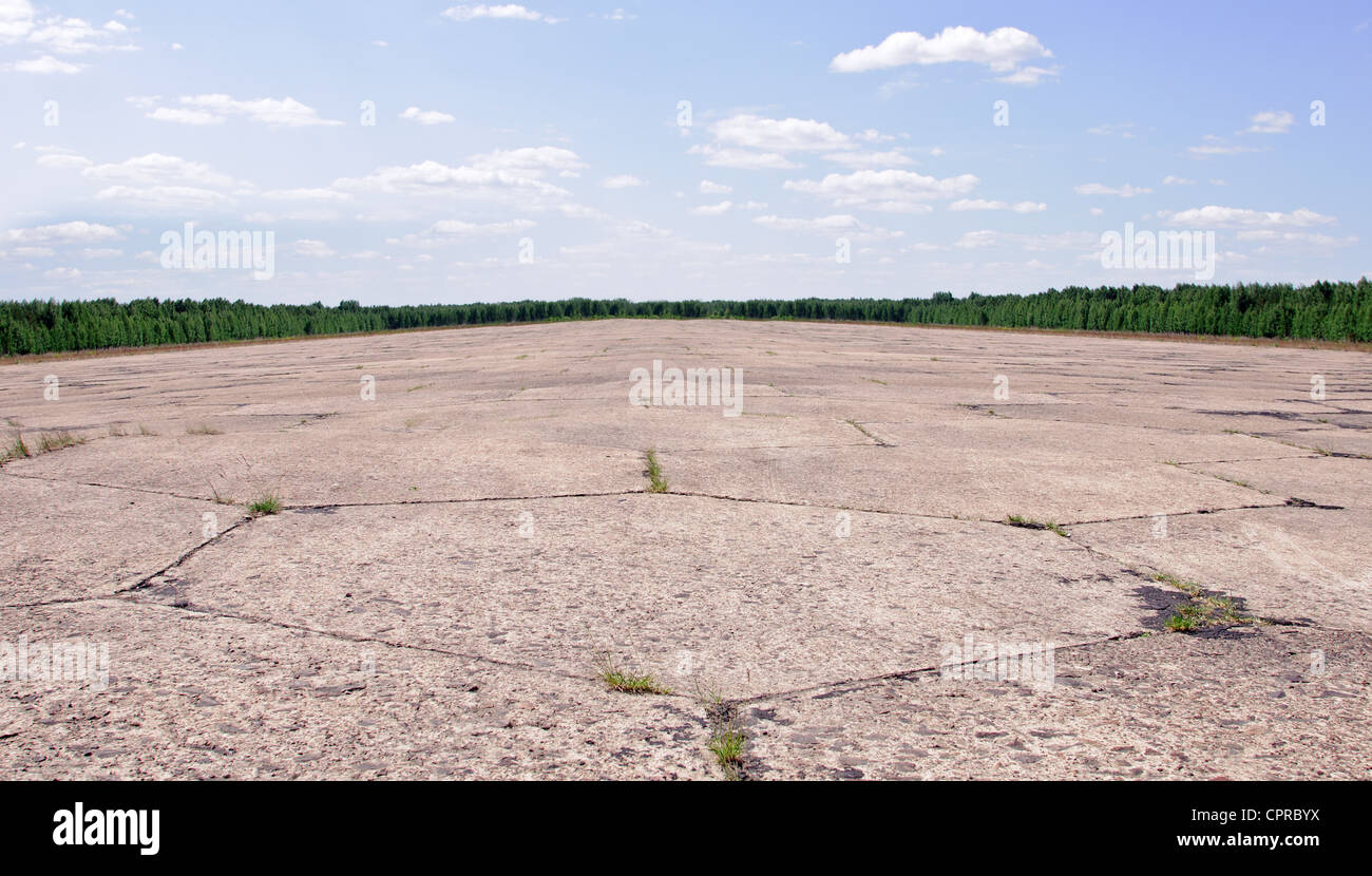 Vi è un vecchio campo di aviazione in pista i boschi Foto Stock