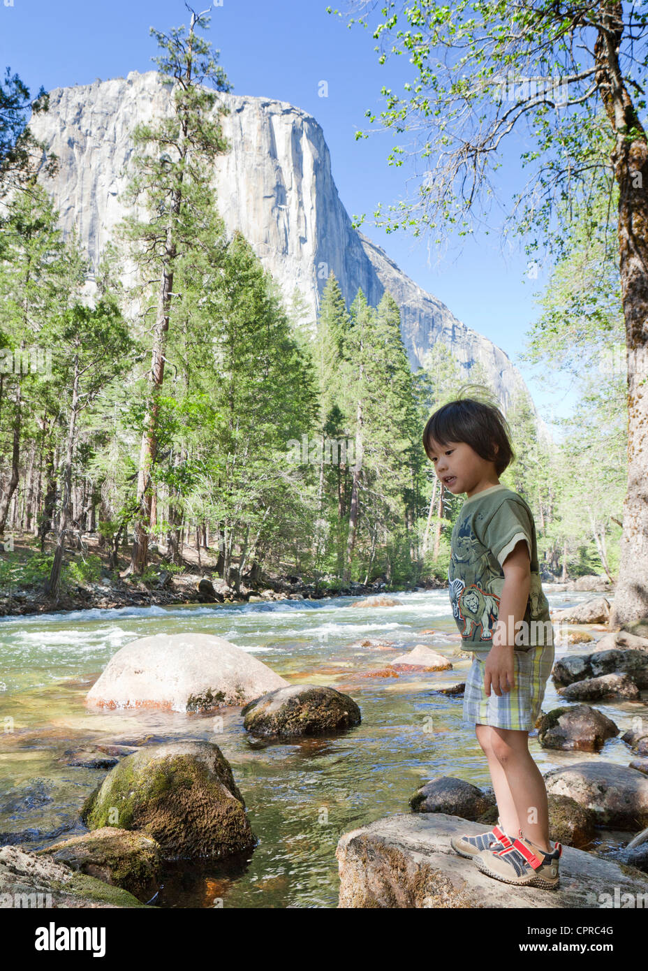 Ragazzo asiatico in piedi vicino al flusso della natura - il Parco Nazionale di Yosemite, California USA Foto Stock