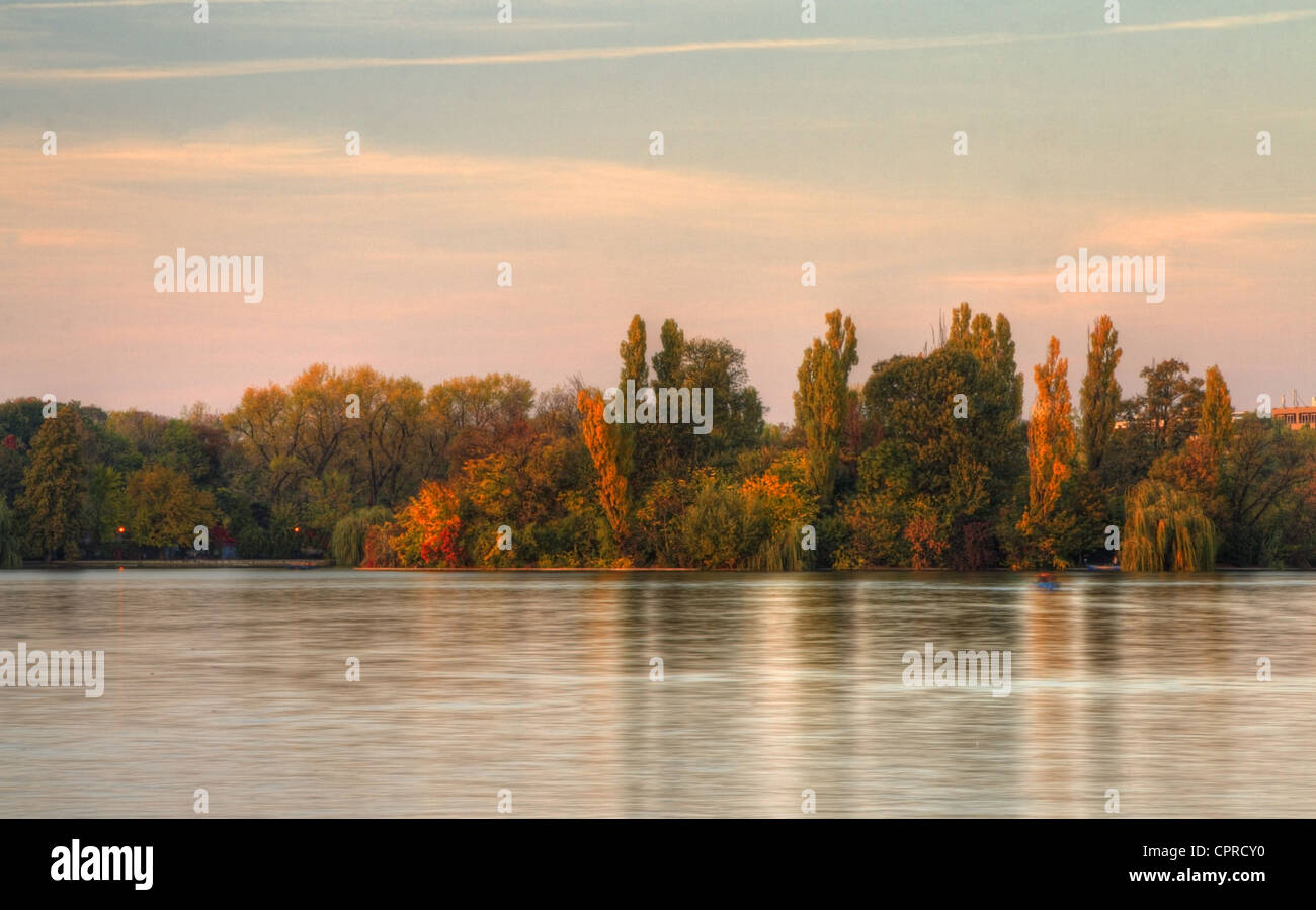 Bella foresta si riflette nel lago in una caduta sunset.Posizione:Herastrau Lake,Bucarest, Romania. Foto Stock