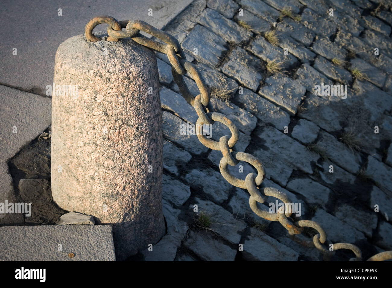 Frammento di antica recinzione con catena a San Pietroburgo Foto Stock