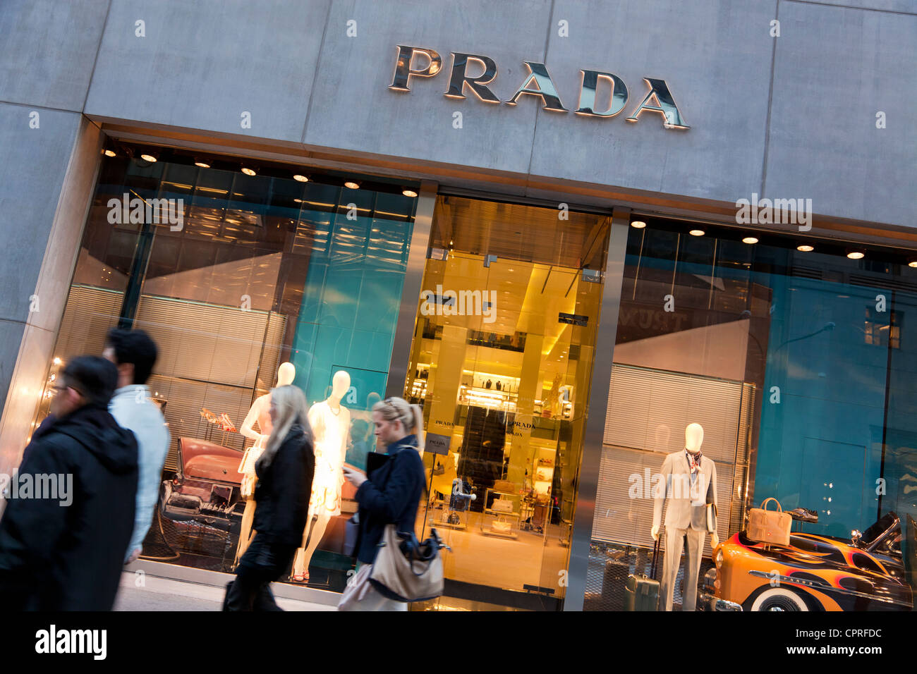 Prada store sulla Fifth Avenue a Manhattan, New York City Foto Stock Prada store sulla Fifth Avenue a Manhattan, New York City Foto Stock