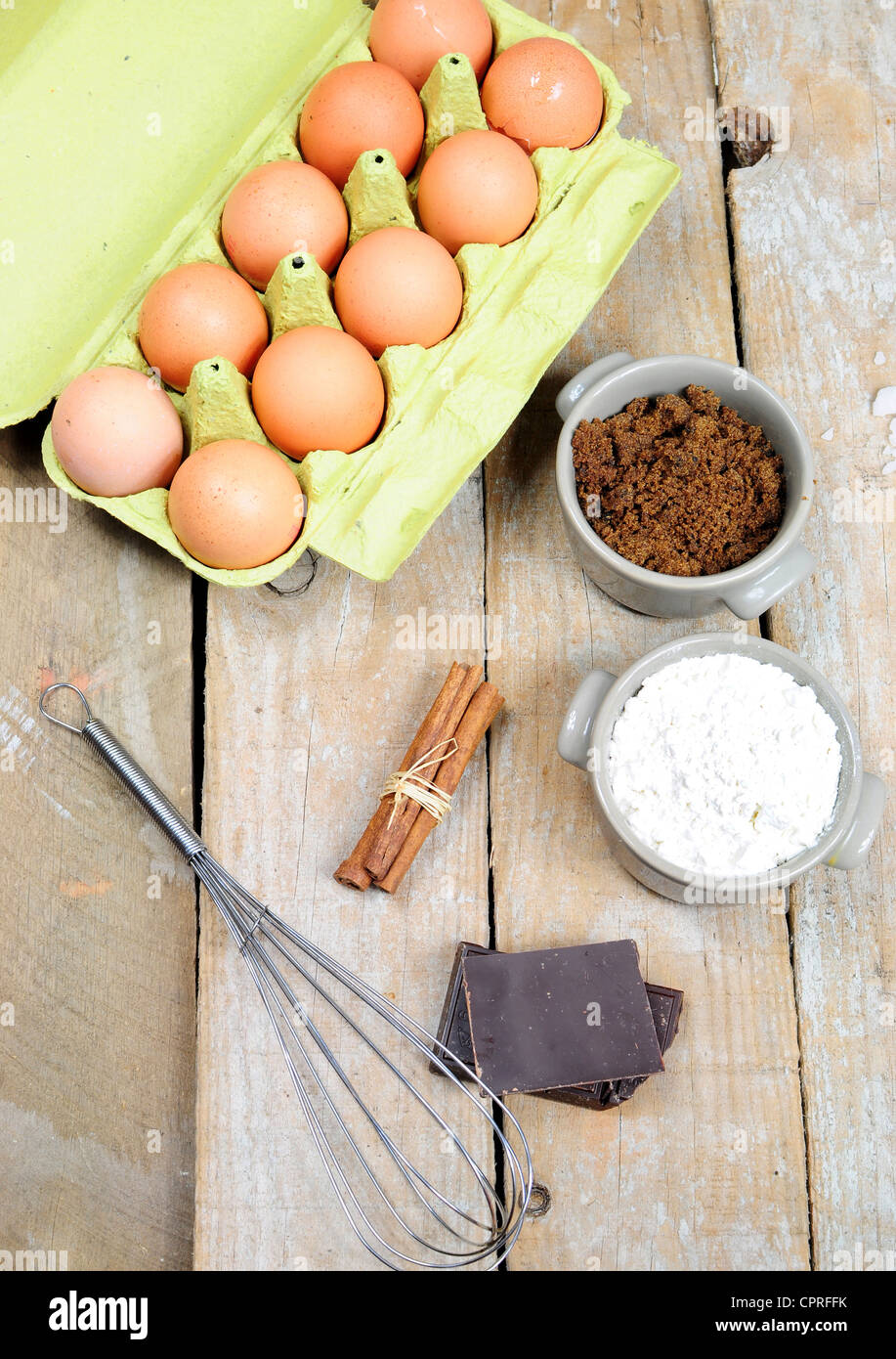 Ingredienti per la torta - la farina, lo zucchero di canna, uova, cioccolato, cannella Foto Stock