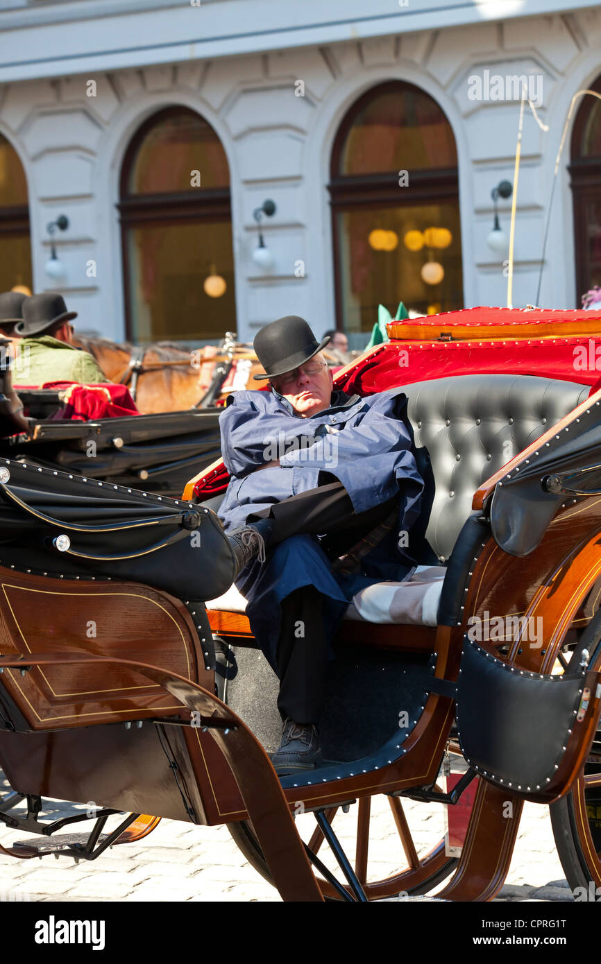 Driver Fiaker avente un resto di Vienna in Austria Foto Stock