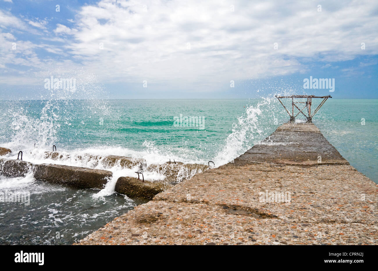 Onda di rottura con la formazione di scintille sulla costa del Mar Nero. Foto Stock