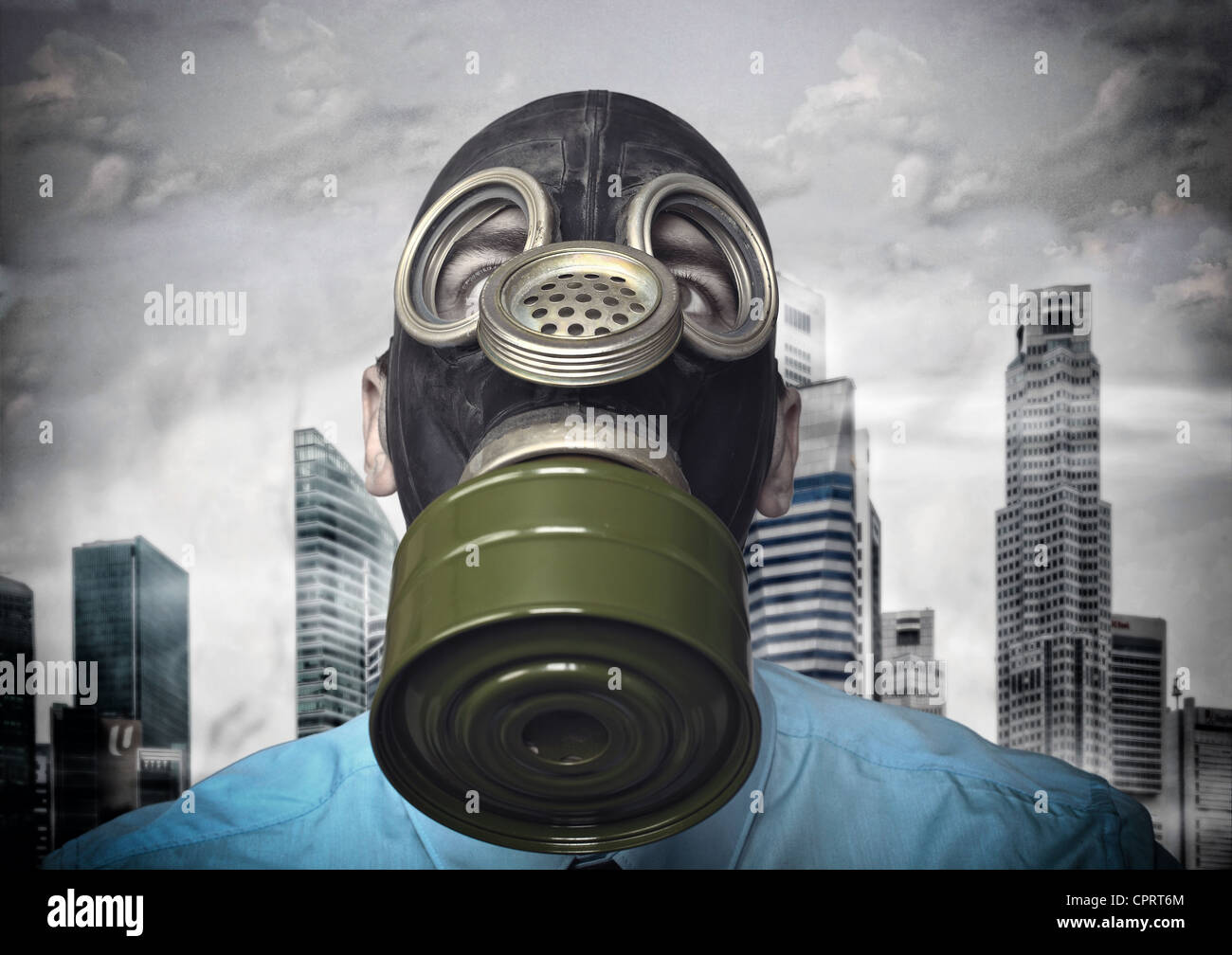 Imprenditore con maschera a gas e sullo sfondo della città Foto Stock