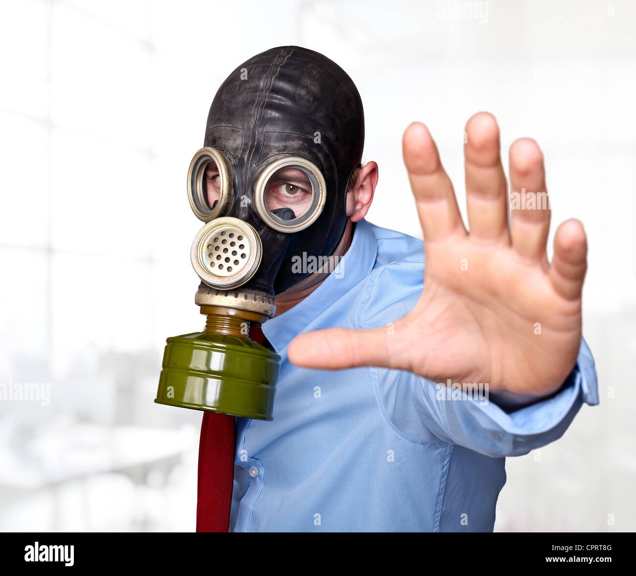 Imprenditore con maschera a gas in ufficio Foto Stock