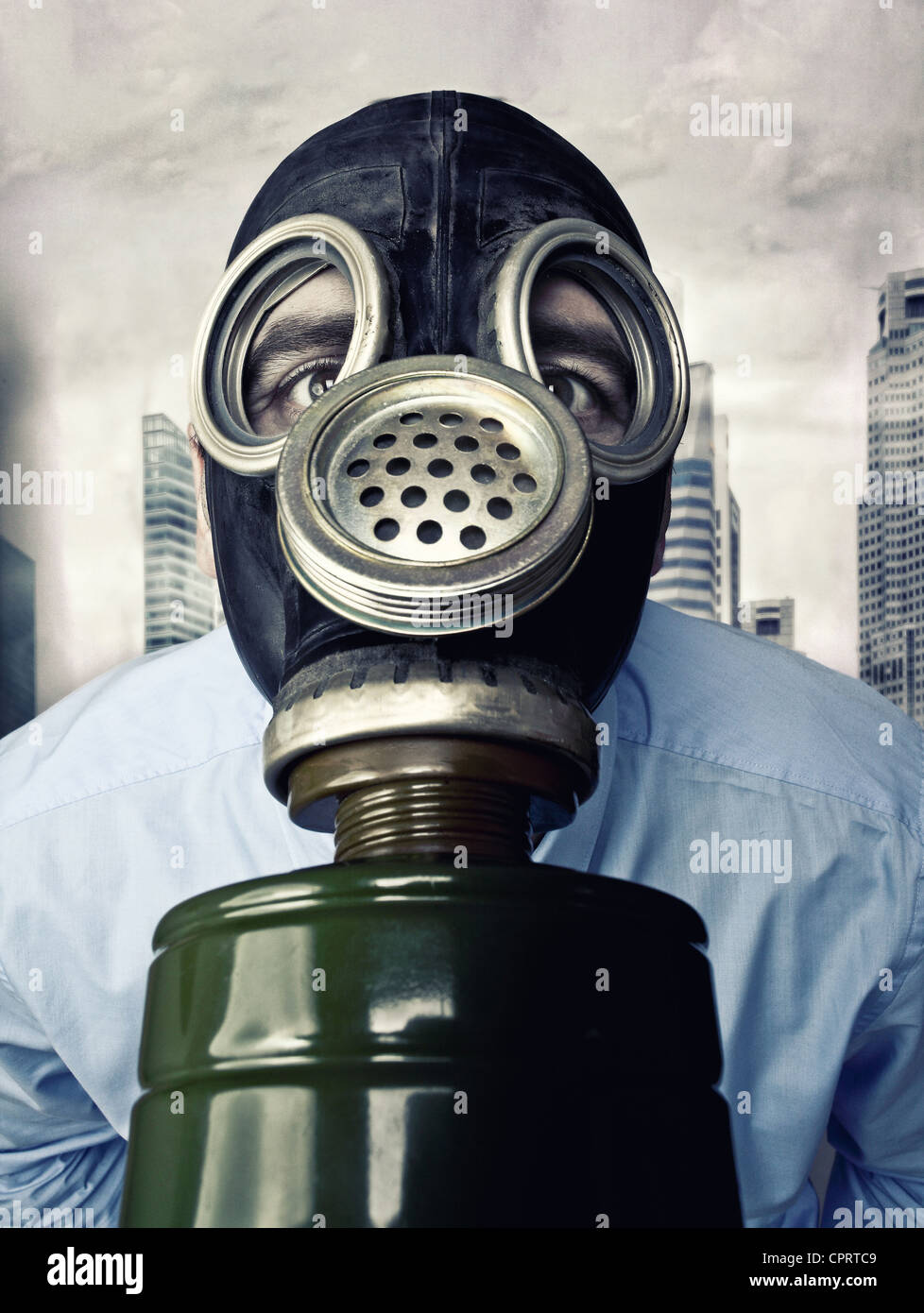 Imprenditore con maschera a gas e sullo sfondo della città Foto Stock