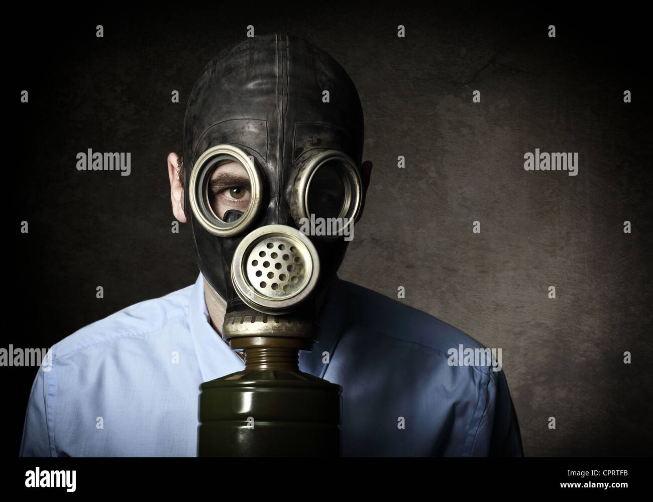 Imprenditore indossare maschera a gas sfondo grunge Foto Stock