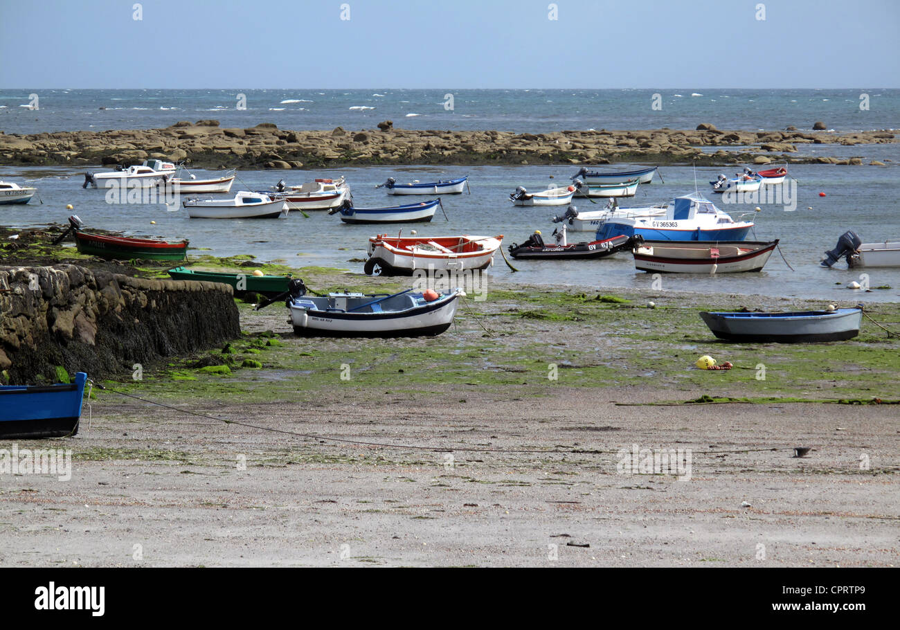 Piccole imbarcazioni a bassa marea,Pointe Saint-Pierre,Penmarc'h, porto, Finisterre,Brittany,Bretagne,Francia Foto Stock